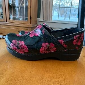 Floral Women's Clogs - Black and Pink